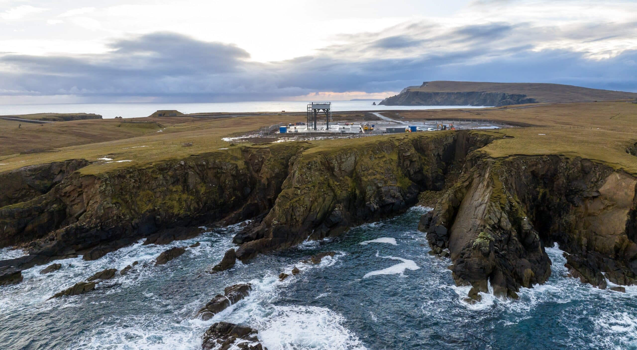 The RFA launch stool on the shetland island. In the front the dark blue ocean, in the back brown hills.